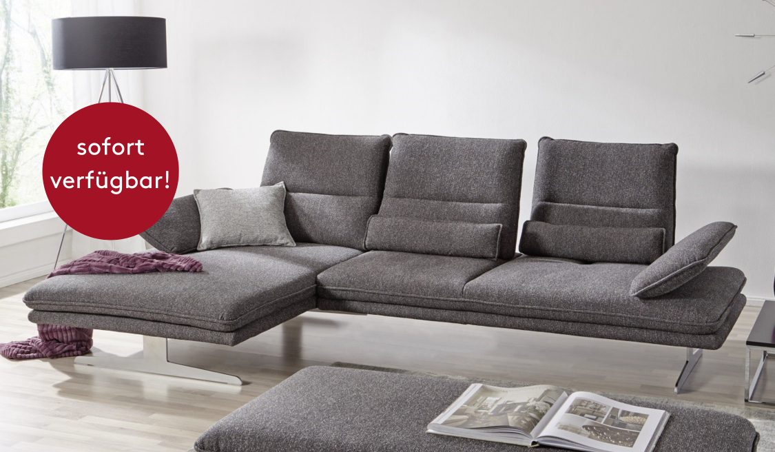 Graues Designersofa mit Kissen und verstellbarer Armlehne, sofort verfügbar.